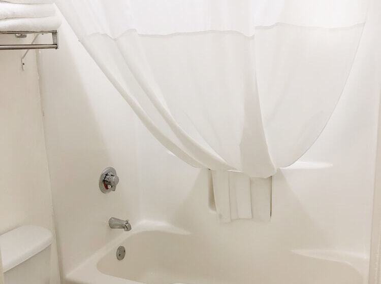 فندق على الطريق Super 8 By Wyndham Three Rivers