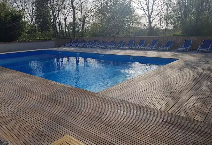 Hotelli Camping Le Petit Lion   Lodges Bois