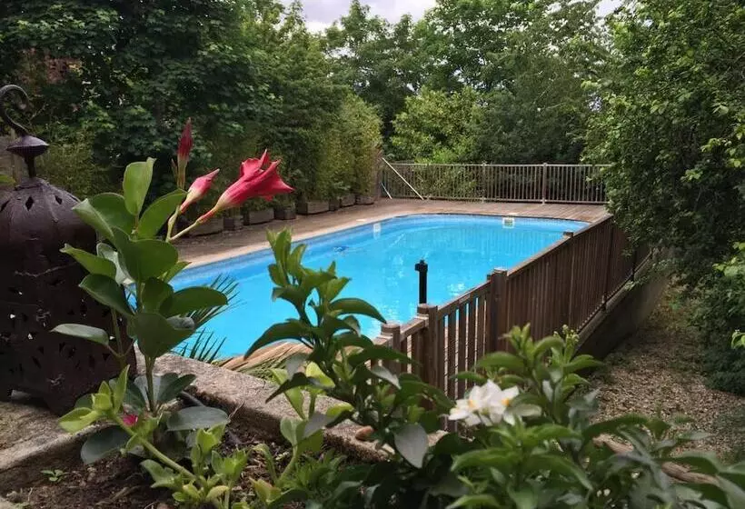 Aamiaismajoitus (B&B) Domaine Des Deux Cedres