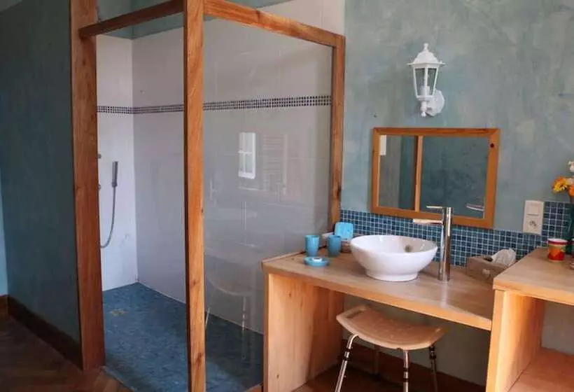 Aamiaismajoitus (B&B) Domaine Des Deux Cedres