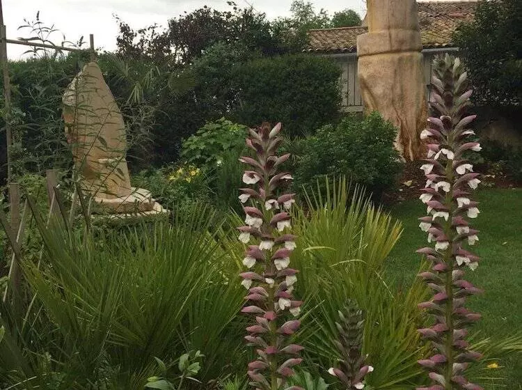 Aamiaismajoitus (B&B) Domaine Des Deux Cedres