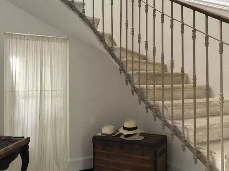 Aamiaismajoitus (B&B) Château Bernon Maison D Hotes   Piscine Et Sauna