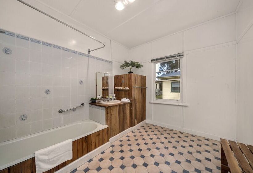 Giants Table And Cottages