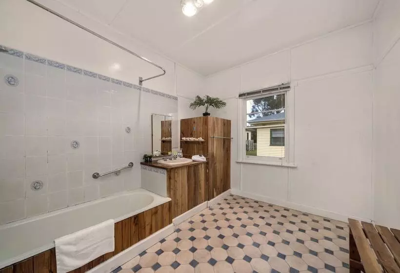 Giants Table And Cottages