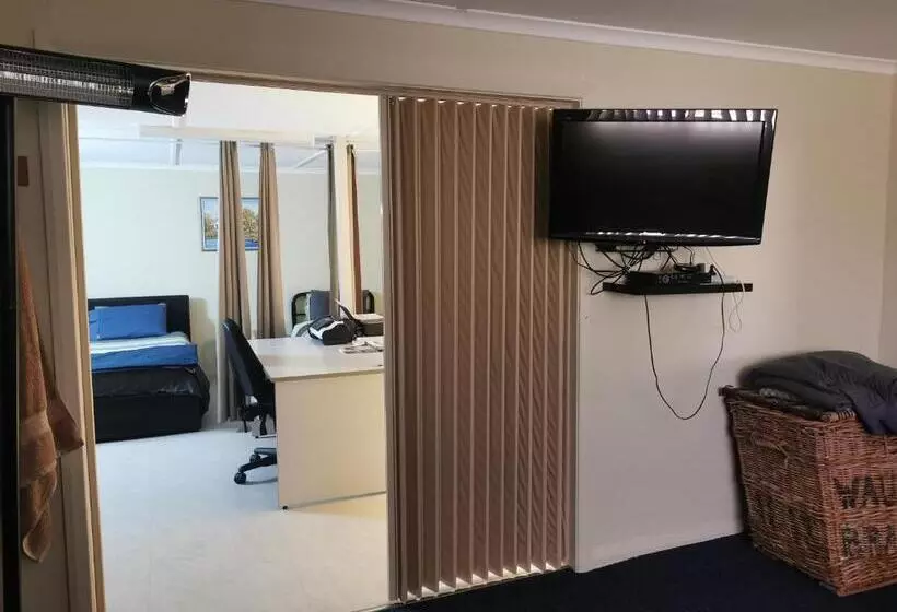 Hotelli Chrissie S Dongara