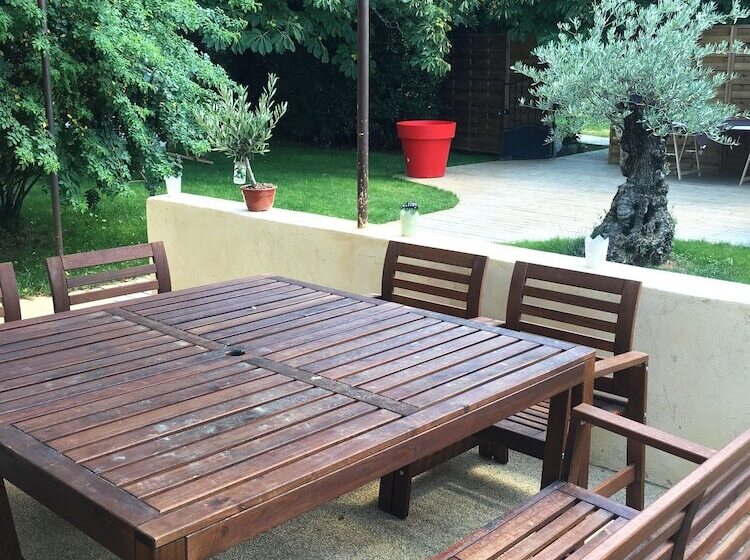 住宿加早餐  La Datcha Delicatessen