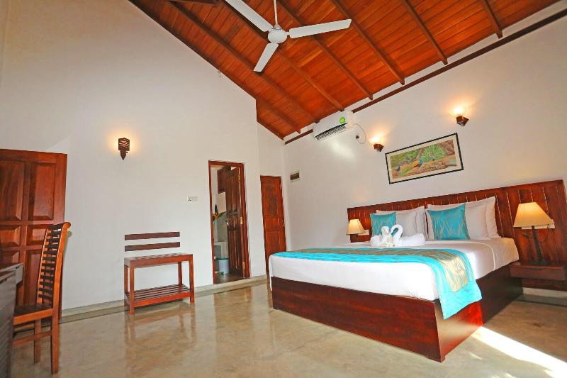 Отель Villa Peacock Walahanduwa  Galle