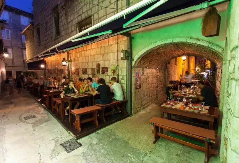 Majatalo Guest House Floreus Cres