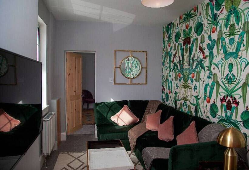 The Old Post Office   Bright & Modern 4bdr Townhouse With Private Garden