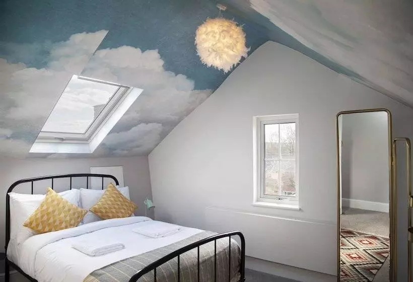 The Old Post Office   Bright & Modern 4bdr Townhouse With Private Garden