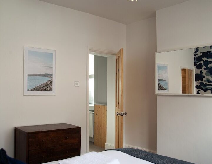 The Old Post Office   Bright & Modern 4bdr Townhouse With Private Garden