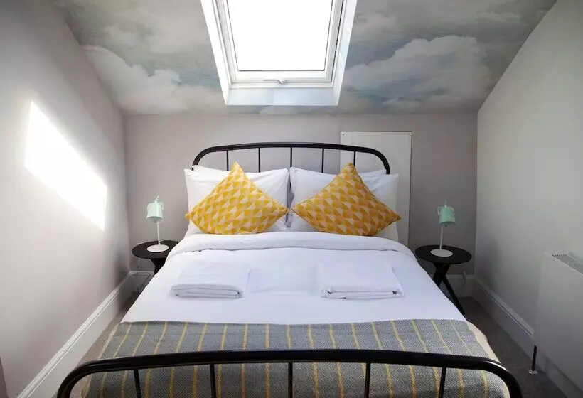 The Old Post Office   Bright & Modern 4bdr Townhouse With Private Garden