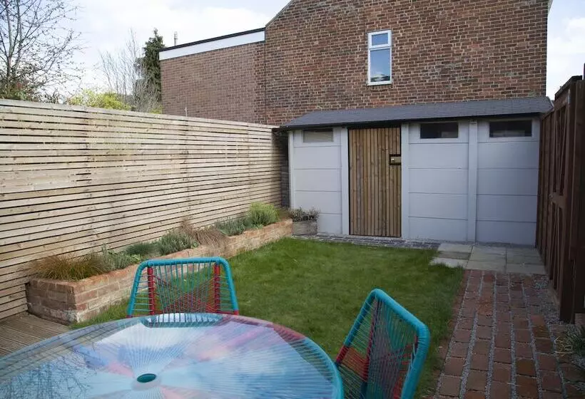 The Old Post Office   Bright & Modern 4bdr Townhouse With Private Garden