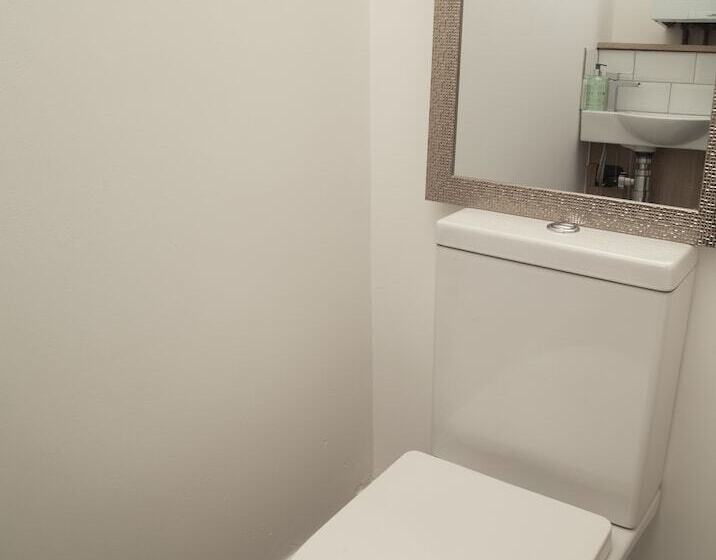 The Old Post Office   Bright & Modern 4bdr Townhouse With Private Garden