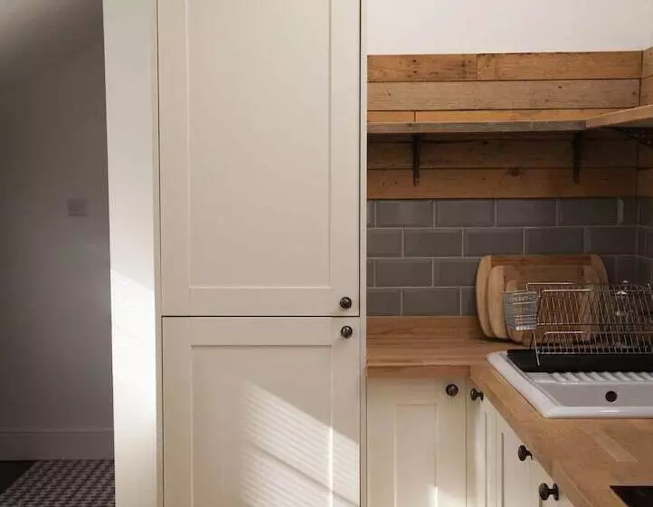 The Old Post Office   Bright & Modern 4bdr Townhouse With Private Garden