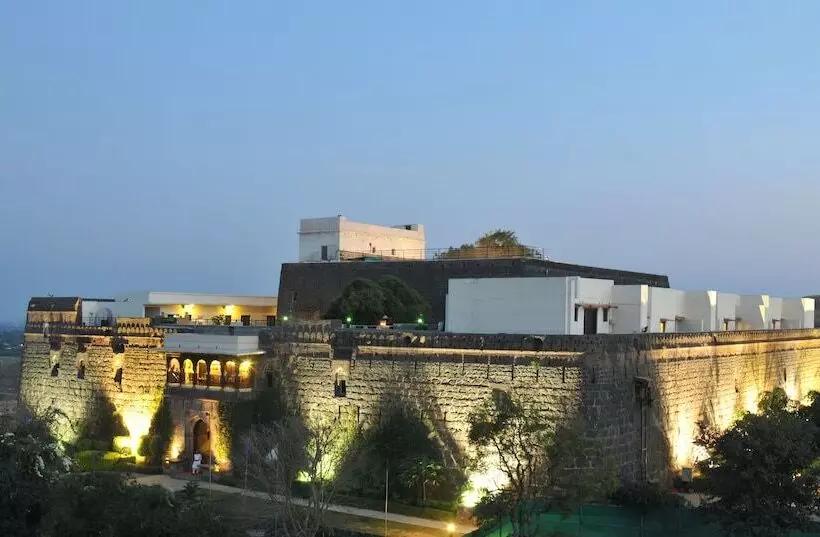 Hotelli Fort Jadhavgadh   A Gadh Heritage