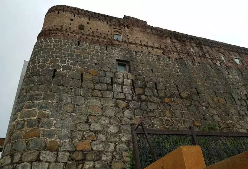 Hotelli Fort Jadhavgadh   A Gadh Heritage