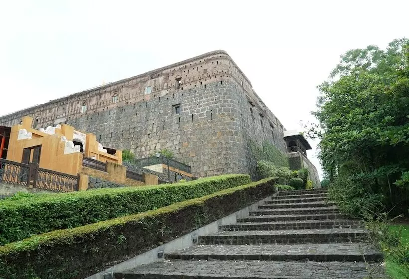 Hotelli Fort Jadhavgadh   A Gadh Heritage