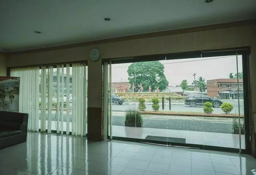 هتل Reddoorz Plus Near Tugu Tari Thehok Jambi