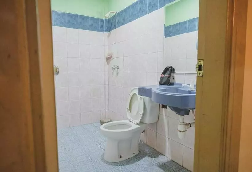 هتل Reddoorz Plus Near Tugu Tari Thehok Jambi