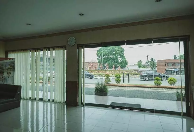 هتل Reddoorz Plus Near Tugu Tari Thehok Jambi