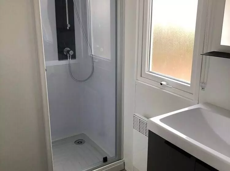 هتل Bernache Cravant