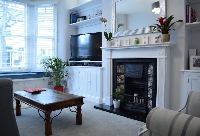 Modern Family Home Near Wimbledon With Garden