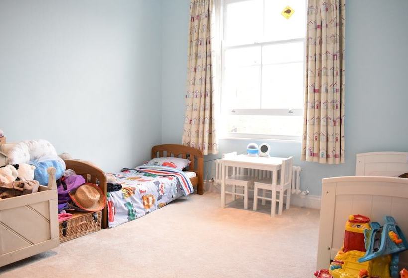 Modern Family Home Near Wimbledon With Garden