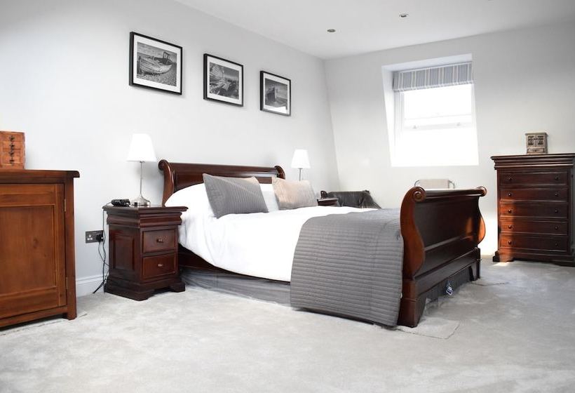 Modern Family Home Near Wimbledon With Garden