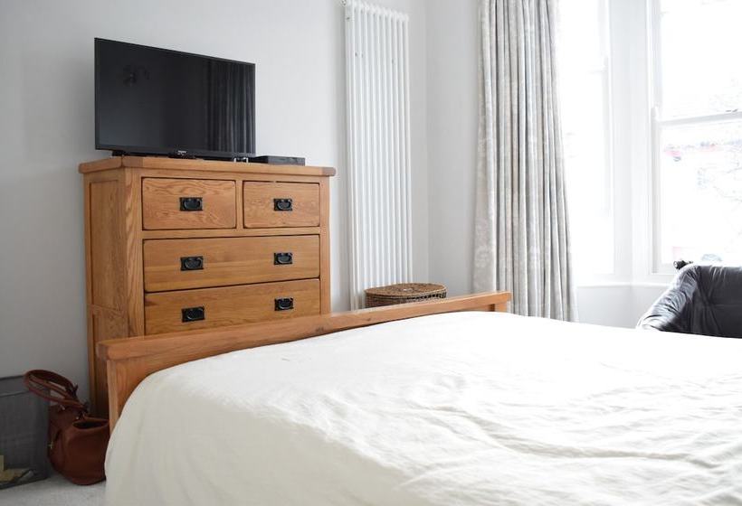 Modern Family Home Near Wimbledon With Garden