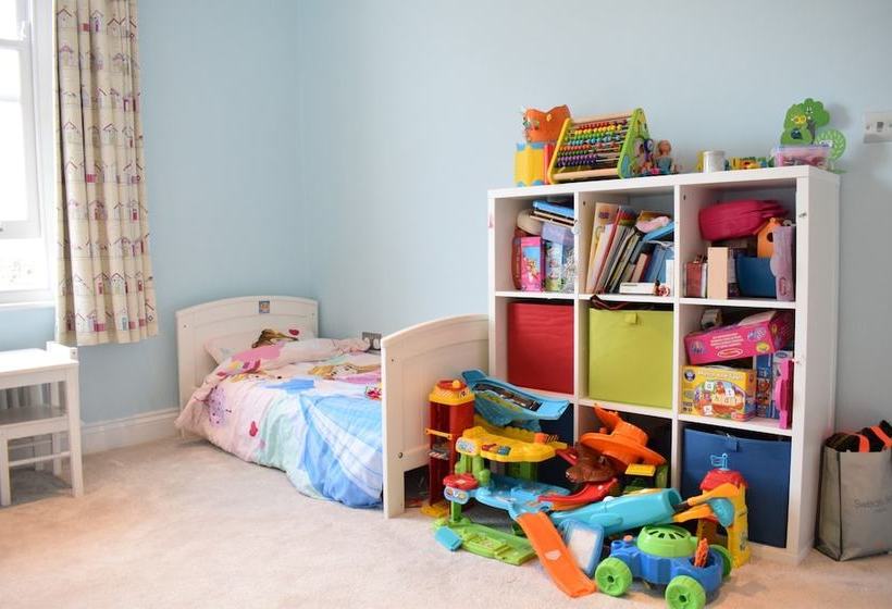 Modern Family Home Near Wimbledon With Garden