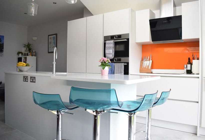 Modern Family Home Near Wimbledon With Garden