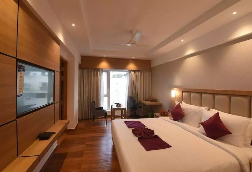 ホテル Emerald Clarks Inn Suites