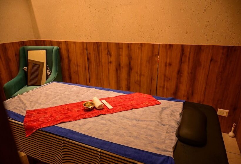 فندق Emerald Clarks Inn Suites