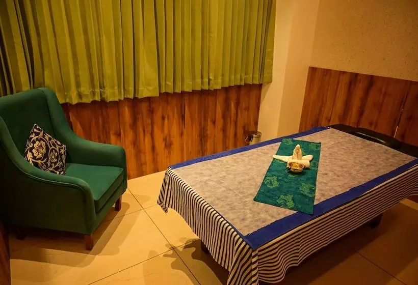 ホテル Emerald Clarks Inn Suites