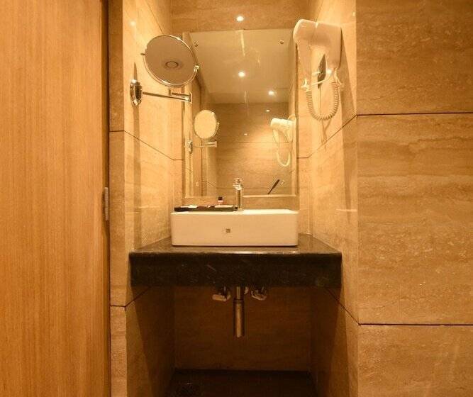 فندق Emerald Clarks Inn Suites