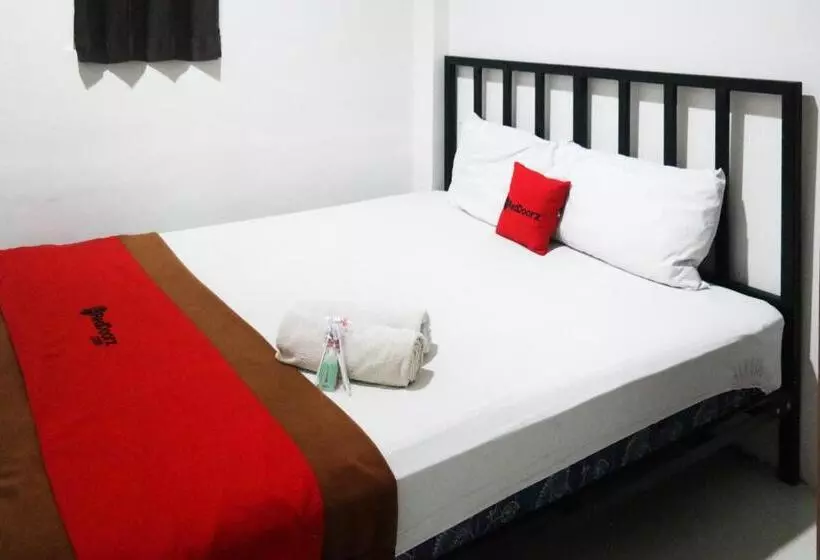 ホテル Reddoorz At Jalan Somba Opu Losari