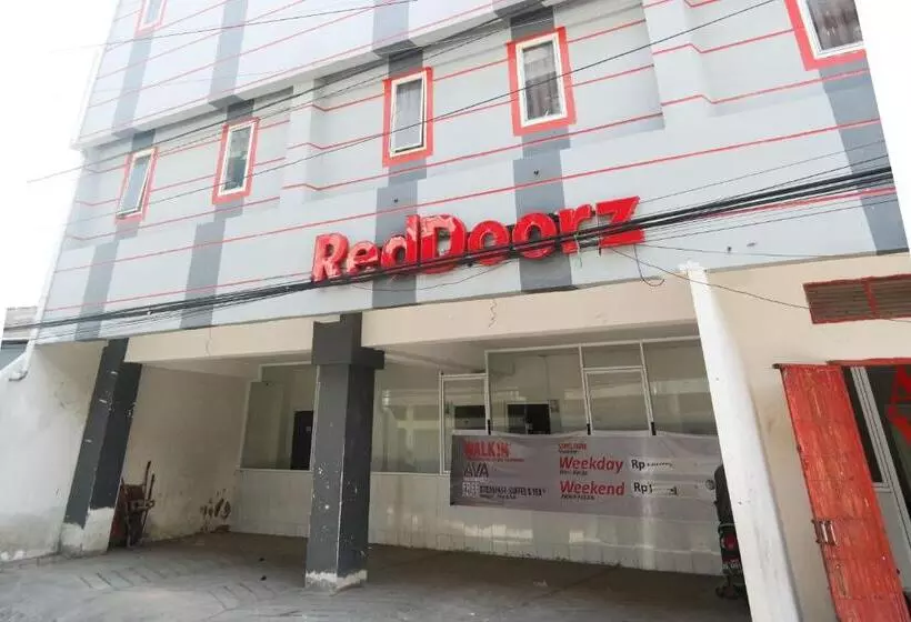 ホテル Reddoorz At Jalan Somba Opu Losari