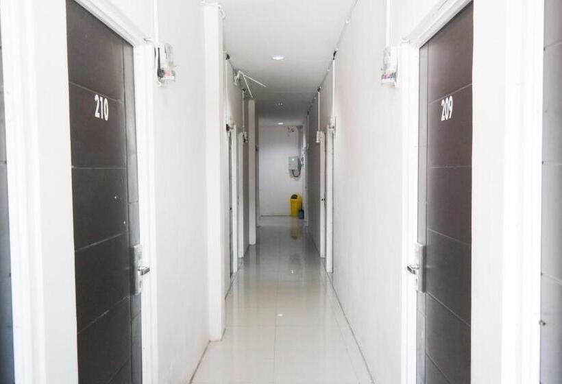 בית מלון כפרי Reddoorz At Jalan Somba Opu Losari