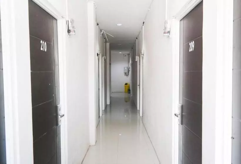 ホテル Reddoorz At Jalan Somba Opu Losari