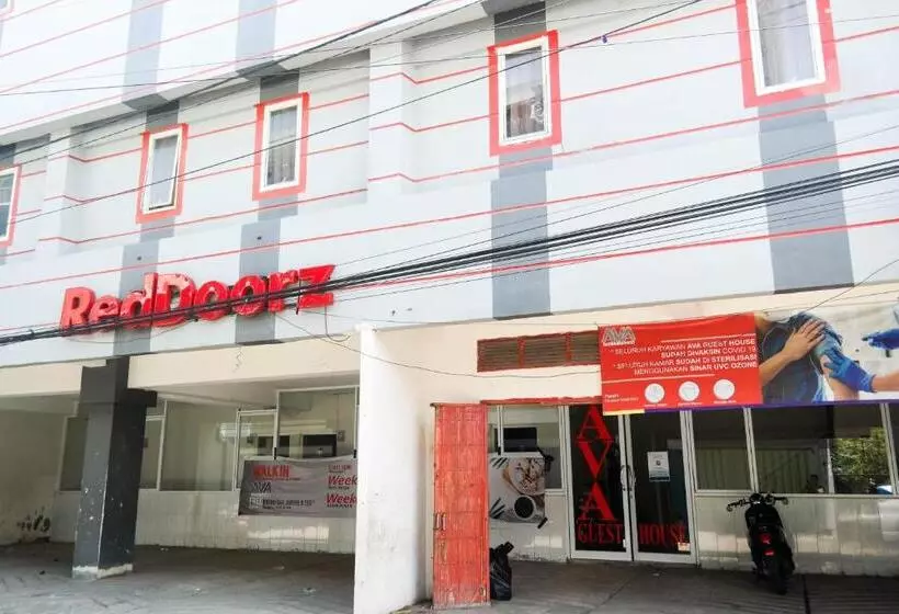 ホテル Reddoorz At Jalan Somba Opu Losari