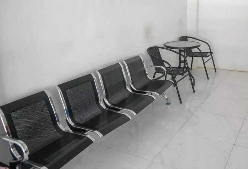 ホテル Reddoorz At Jalan Somba Opu Losari