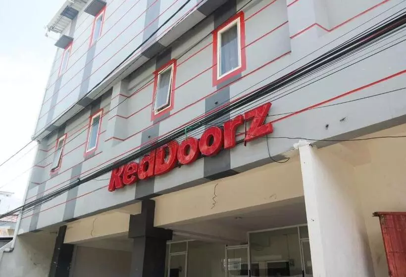ホテル Reddoorz At Jalan Somba Opu Losari