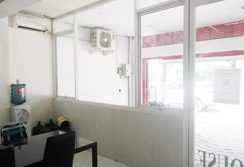 ホテル Reddoorz At Jalan Somba Opu Losari