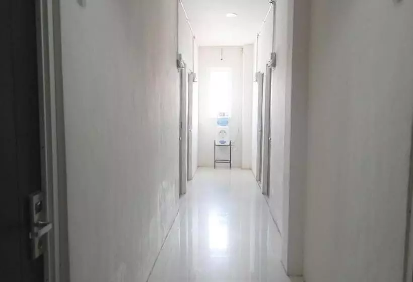ホテル Reddoorz At Jalan Somba Opu Losari