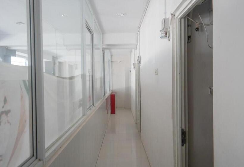 בית מלון כפרי Reddoorz At Jalan Somba Opu Losari