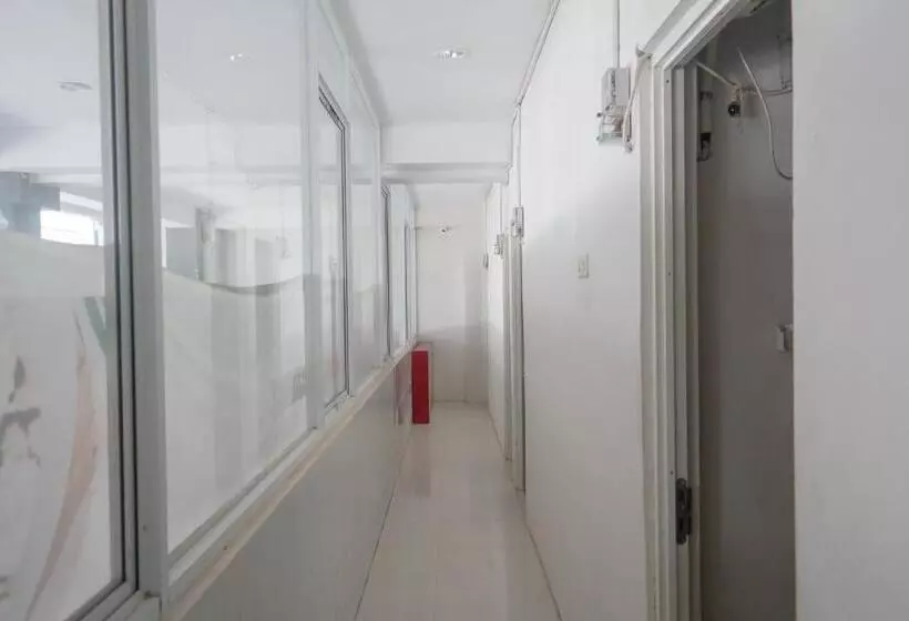 ホテル Reddoorz At Jalan Somba Opu Losari
