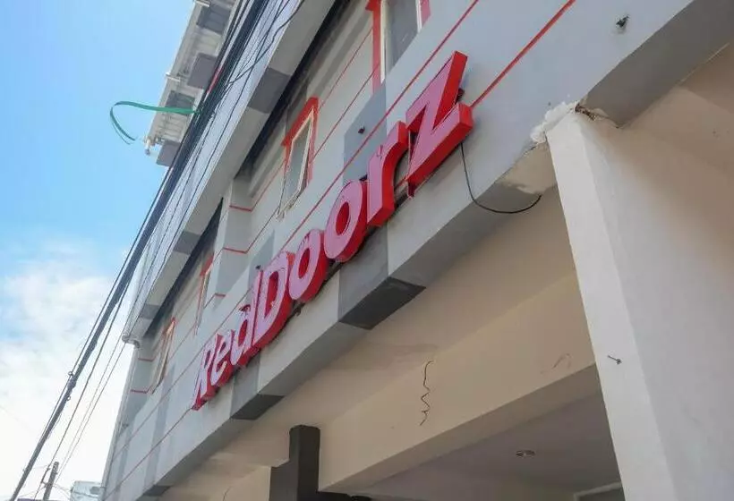 ホテル Reddoorz At Jalan Somba Opu Losari
