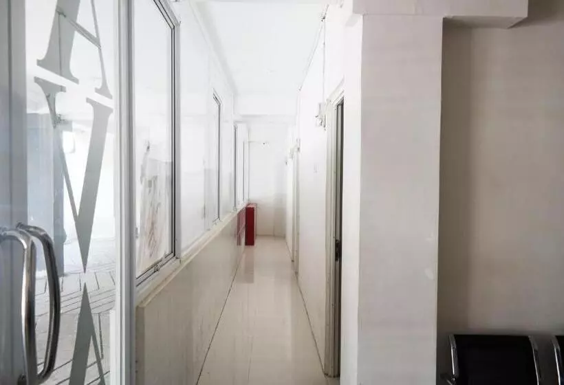 ホテル Reddoorz At Jalan Somba Opu Losari