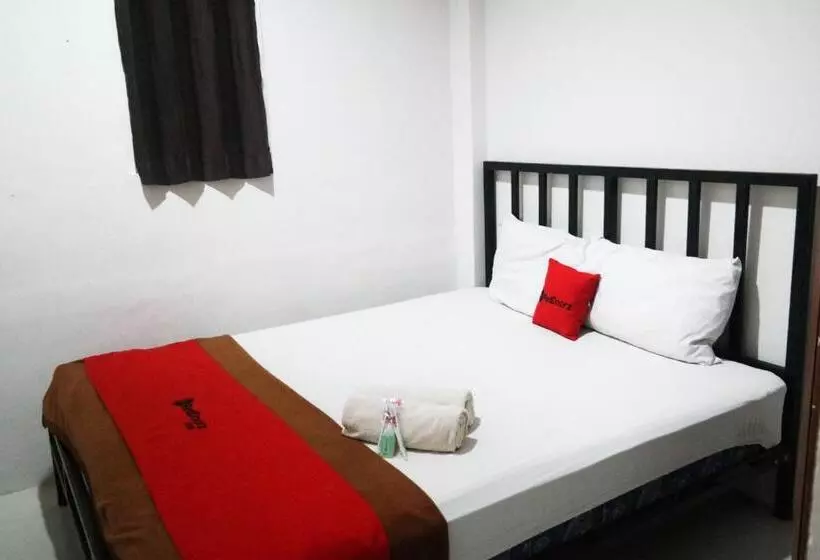 ホテル Reddoorz At Jalan Somba Opu Losari
